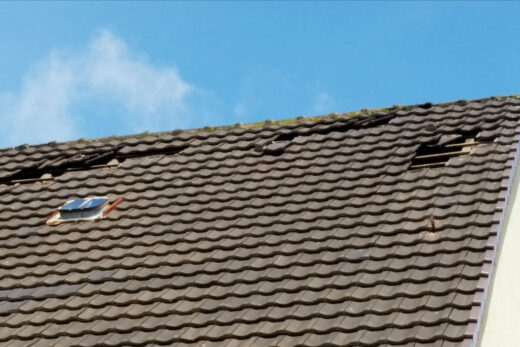 Einsatz am Tulpenweg, eine Windhose hat sechs Dächer von Wohnhäusern beschädigt