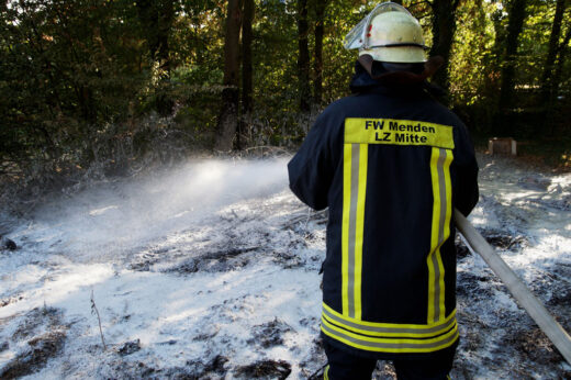 Der Schaum trennt das Brandgut von der Umgebungsluft und entzieht somit den Sauerstoff für den Verbrennungsvorgang.
