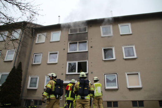 Ein Sicherheitstrupp steht vor dem Gebäude in Bereitstellung