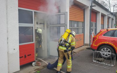 Verrauchte Fahrzeughalle an der Feuerwache