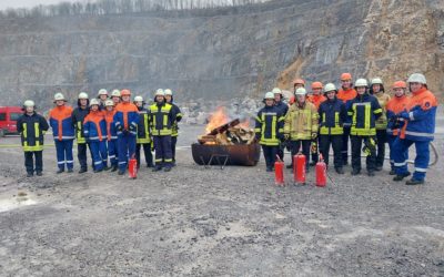 Feuerwehrlehrgang nutzt außergewöhnliches Gelände im Hönnetal