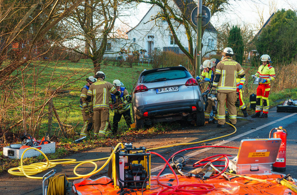 Feuerwehr befreit Fahrer aus Unfallfahrzeug