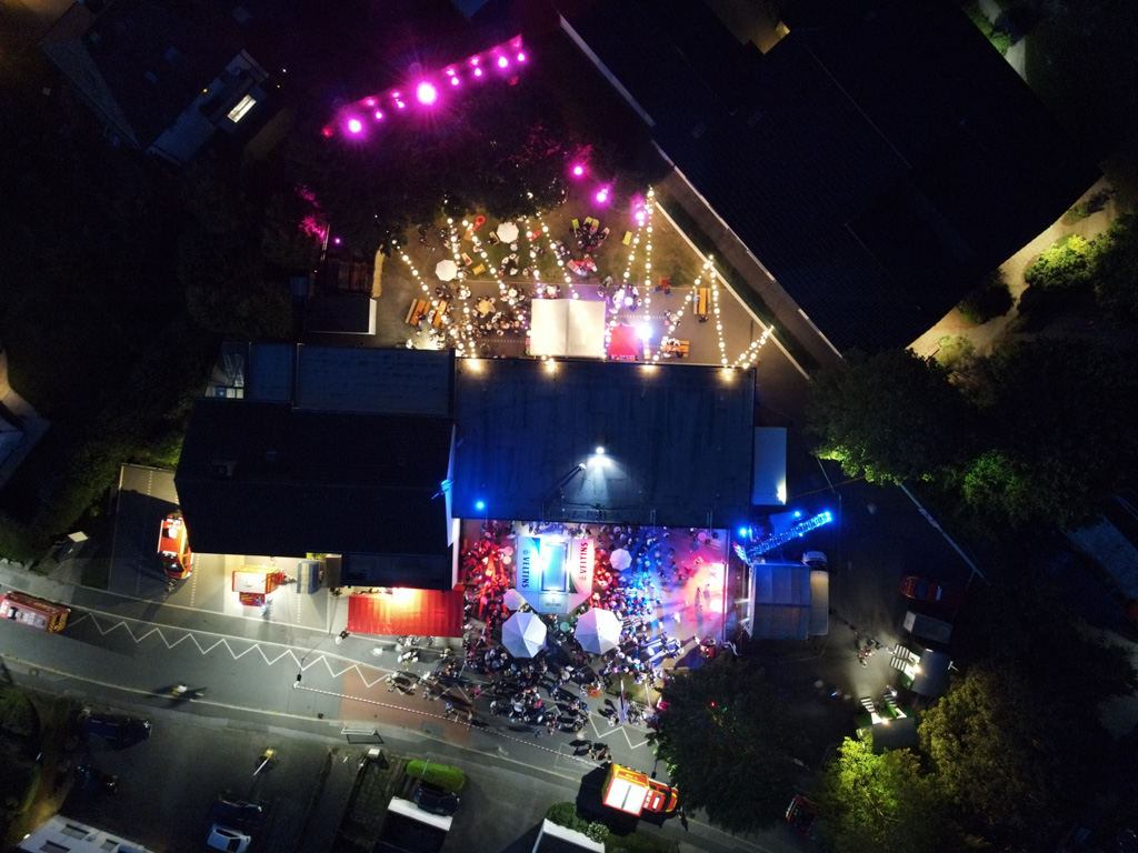 Am Samstagabend wird das Gerätehaus zum Festival-Gelände.