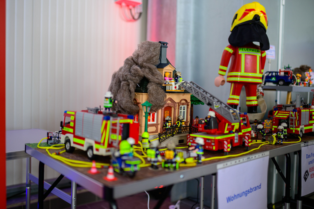 Jörg Jansen präsentiert  seine berühmte Playmobil-Feuerwehr