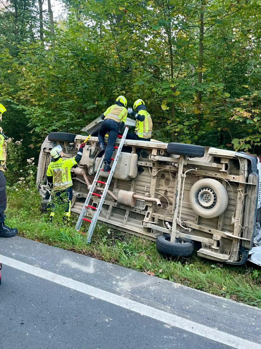 Auf der Seite liegendes verunfalltes Fahrzeug.